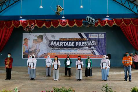 Tambang Emas Martabe Salurkan Beasiswa Martabe Prestasi 2020 Rp876,9 Juta
