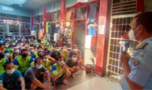 Kasubsi Pelayan Tahanan Rutan Kelas II B Sibuhuan Kanwil Kemenkumham Sumut Rudi Timbul Halomoan Sinaga.SH memberikan arahan krpada WBP