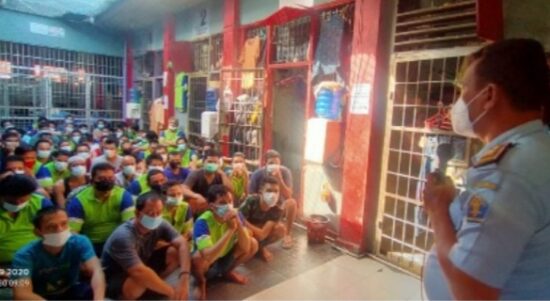 Kasubsi Pelayan Tahanan Rutan Kelas II B Sibuhuan Kanwil Kemenkumham Sumut Rudi Timbul Halomoan Sinaga.SH memberikan arahan krpada WBP