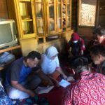 Manajemen PT.SSL menyerahkan berkas administrasi bantuan beasiswa untuk anak almarhum Zulkarnaen Harahap.