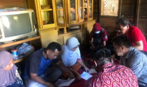 Manajemen PT.SSL menyerahkan berkas administrasi bantuan beasiswa untuk anak almarhum Zulkarnaen Harahap.