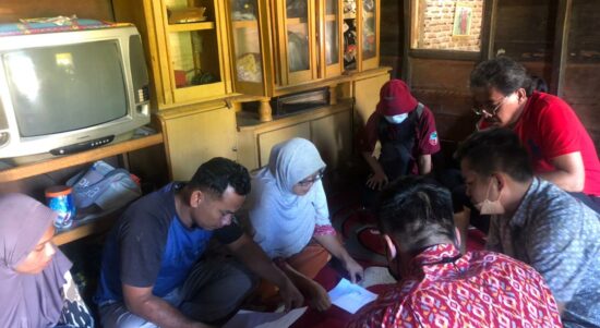 Manajemen PT.SSL menyerahkan berkas administrasi bantuan beasiswa untuk anak almarhum Zulkarnaen Harahap.