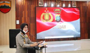 IMG-20211207-WA0058 Kapolres Padangsidimpuan AKBP Juliani Prihartini saat menyampaikan arahannya di acara rakor lintas sektoral.