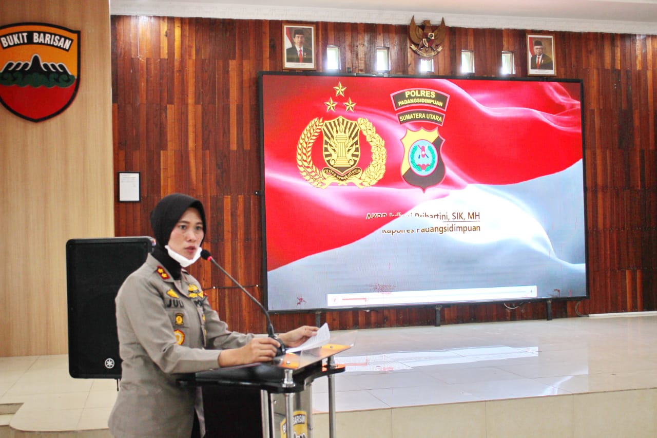 Kapolres Padangsidimpuan AKBP Juliani Prihartini saat menyampaikan arahannya di acara rakor lintas sektoral.