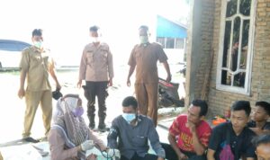 Polsek Pantai Cermin Polres Serdang Bedagai (Sergai) gelar vaksinasi door to door ke rumah-rumah warga di Desa Lubuk Saban, Kecamatan Pantai Cermin, Sumatera Utara, Selasa (07/11/2021).