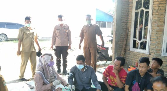 Polsek Pantai Cermin Polres Serdang Bedagai (Sergai) gelar vaksinasi door to door ke rumah-rumah warga di Desa Lubuk Saban, Kecamatan Pantai Cermin, Sumatera Utara, Selasa (07/11/2021).