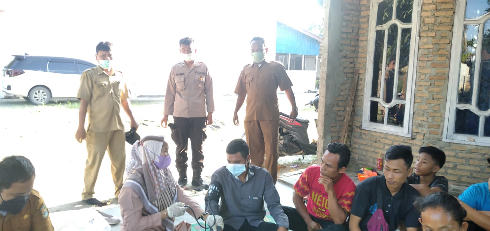 Polsek Pantai Cermin Polres Serdang Bedagai (Sergai) gelar vaksinasi door to door ke rumah-rumah warga di Desa Lubuk Saban, Kecamatan Pantai Cermin, Sumatera Utara, Selasa (07/11/2021).