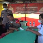 IMG-20211212-WA0045 Kapolsek Firdaus AKP Idham Halik meninjau Vaksinasi di halaman Mapolsek Firdaus.,Minggu (12/12/2021).