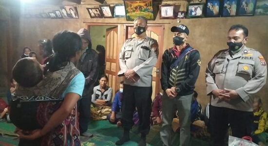 Pascaditemukan, Kapolsek Pollung Berikan Tali Asih kepada Keluarga Jatoba Nadeak