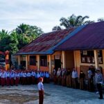 Kanit Kamsel Lantas Polres Palas Pimpin Upacara di SD Negeri 0602 Matondang