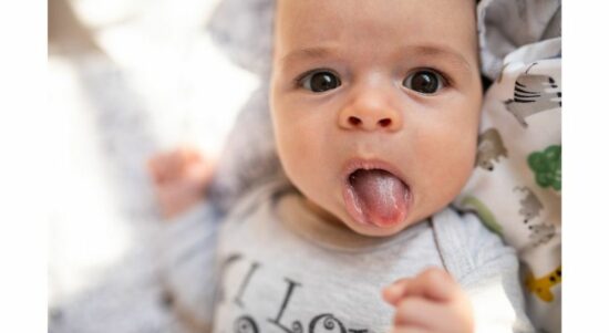 Ternyata Ini Artinya Kalau Bayi Julurkan Lidah
