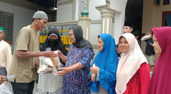 BKM dan Pemuda Sahabat Masjid Al Huda Medan Area Berbagi Paket Sembako