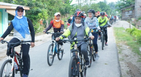 Bupati Asahan Gowes Bareng Ketua PKK dan OPD