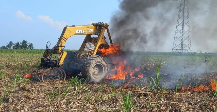 Grab Loader Milik PTPN 2 Kwala Madu Terbakar Saat Panen Tebu