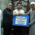 Gubsu Beri Bantuan ke Ketua BKM Ubudiyah Pangkalan Brandan Gubsu Beri Bantuan ke Ketua BKM Ubudiyah Pangkalan Brandan