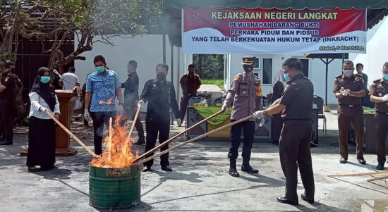 Kejari Langkat Musnahkan BB dan Barang Rampasan