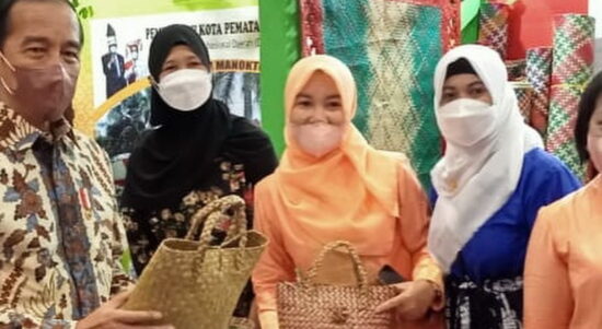 Pamerkan Produk Kerajinan Unggulan di Inacraft 2022, Presiden Jokowi Sambangi Stand Dekranasda Sergai
