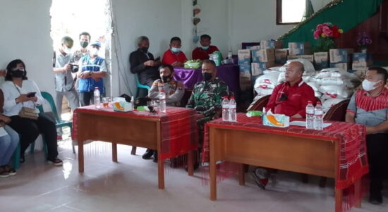 Bupati Tapanuli Utara Serahkan Bantuan kepada Korban Bencana Putingbeliung