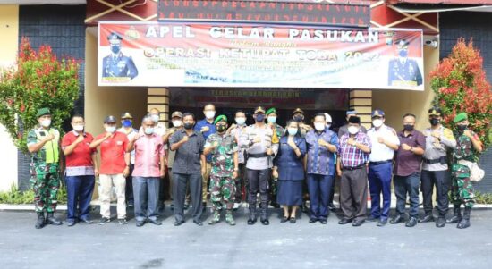 Demi kenyamanan Idul Fitri dan Libur Panjang, Sekda Samosir mengikuti Gelar Pasukan