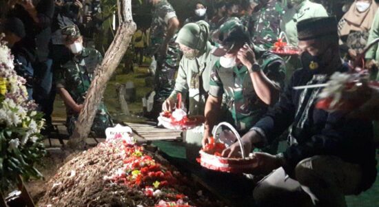 KASAD Jenderal TNI Dudung Abdurachman Takziyah ke Makam Sertu Eka