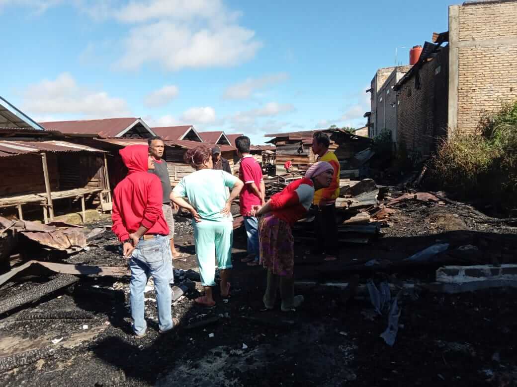 Kebakaran di Sipahutar Taput, Tujuh Kios Ludes, Dua Terpaksa Dirusak