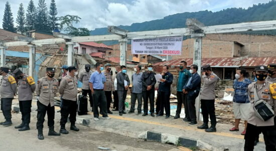 PN Balige Eksekusi Tanah dan Bangunan di Desa Tomok