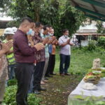 Ritual Penebangan Pohon Sakral di Samosir Ritual Penebangan Pohon Sakral di Samosir