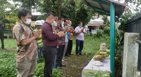 Ritual Penebangan Pohon Sakral di Samosir