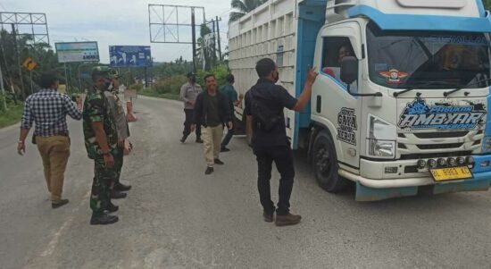 Personil Gabungan Polres Aceh Tamiang dan Polres Langkat Giat Apel Pos Pam Penyekatan Ternak