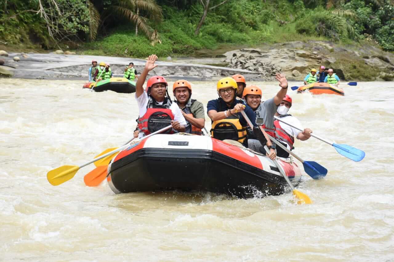 Bupati dan Wabup Sergai Dampingi Menparekraf Jajal Rafting Sei Bahbolon