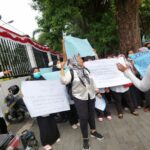 Guru Hononer Gelar Aksi di DPRD Medan