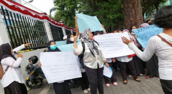 Guru Hononer Gelar Aksi di DPRD Medan