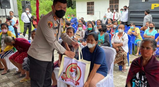 Hut Bhayangkara, Polres Taput Salurkan Sembako Desa Hutauruk Hasundutan Sipoholon