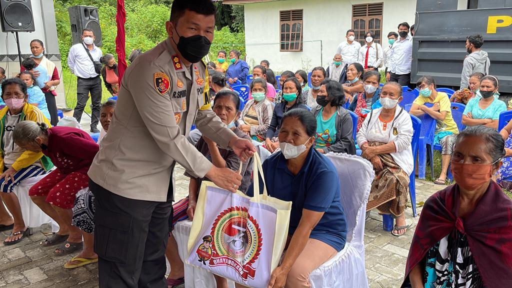 Hut Bhayangkara, Polres Taput Salurkan Sembako Desa Hutauruk Hasundutan Sipoholon