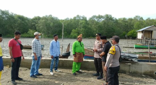 Kapolsek Secanggang Silaturahmi dan Sosialisasi Penanaman Mangrove di Desa Jaring Halus