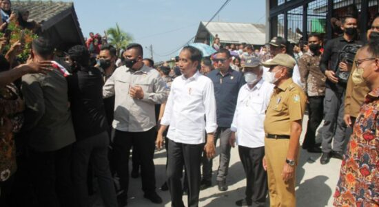 Gubsu Dampingi Presiden Jokowi Serahkan Bantuan Bedah Rumah di Belawan