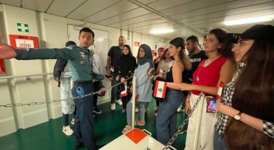 Mahasiswa Lebanon Belajar Kebudayaan Indonesia di KRI Sultan Iskandar Muda