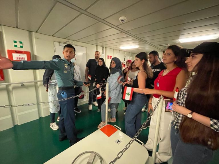 Mahasiswa Lebanon Belajar Kebudayaan Indonesia di KRI Sultan Iskandar Muda