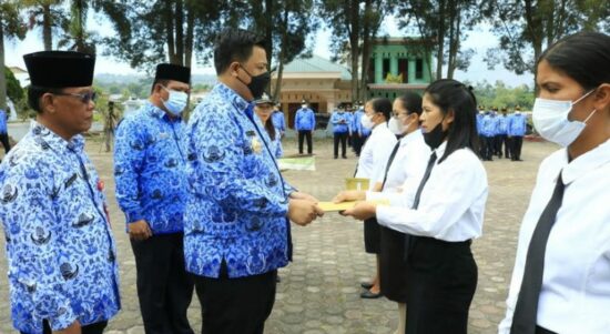 Pimpin Hari Kesadaran Nasional, Bupati Samosir Serahkan SK P3K
