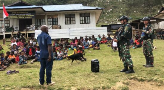 Satgas Yonmek 203/Arya Kemuning Dengarkan Aspirasi Warga Perbatasan