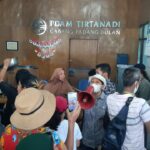 30-PDAM Padang Bulan Didemo2