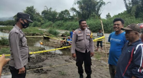 Tengkorak Manusia Dalam Peti Mati Pohon Enau Ditemukan di Aliran Sungai Situmandi Tapanuli Utara
