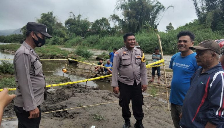 Tengkorak Manusia Dalam Peti Mati Pohon Enau Ditemukan di Aliran Sungai Situmandi Tapanuli Utara