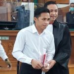 Beda Sambo dan Putri, Bharada E Sidang Tanpa Masker Hingga Umbar Senyum