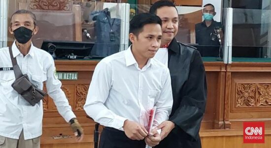 Beda Sambo dan Putri, Bharada E Sidang Tanpa Masker Hingga Umbar Senyum
