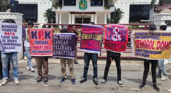 Aksi Demo di Depan Balai Kota, Massa Forkaliga SU Desak Pencopotan Kadishub Medan