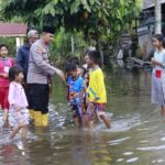 Kapolres Langkat Berikan Trauma Healing Kepada Anak-Anak Korban Banjir