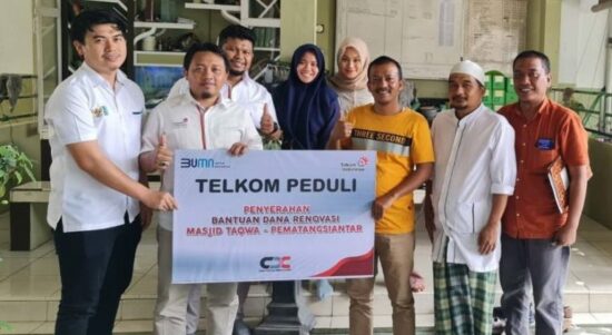 CDC Bersama Binroh Islam Telkom Sumut Serahkan Bantuan Dana Renovasi Masjid