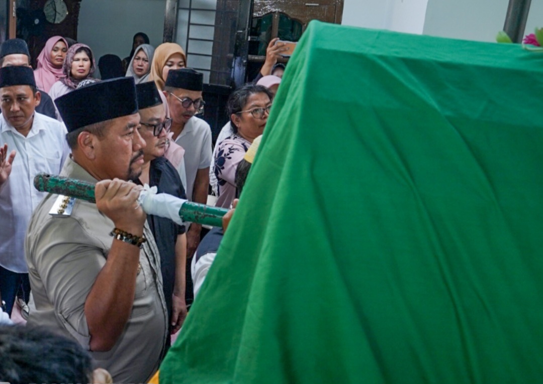 Bupati Batu Bara Pikul Keranda Istri Mantan Staf: Keteladanan Seorang Pemimpin yang Menyentuh Hati