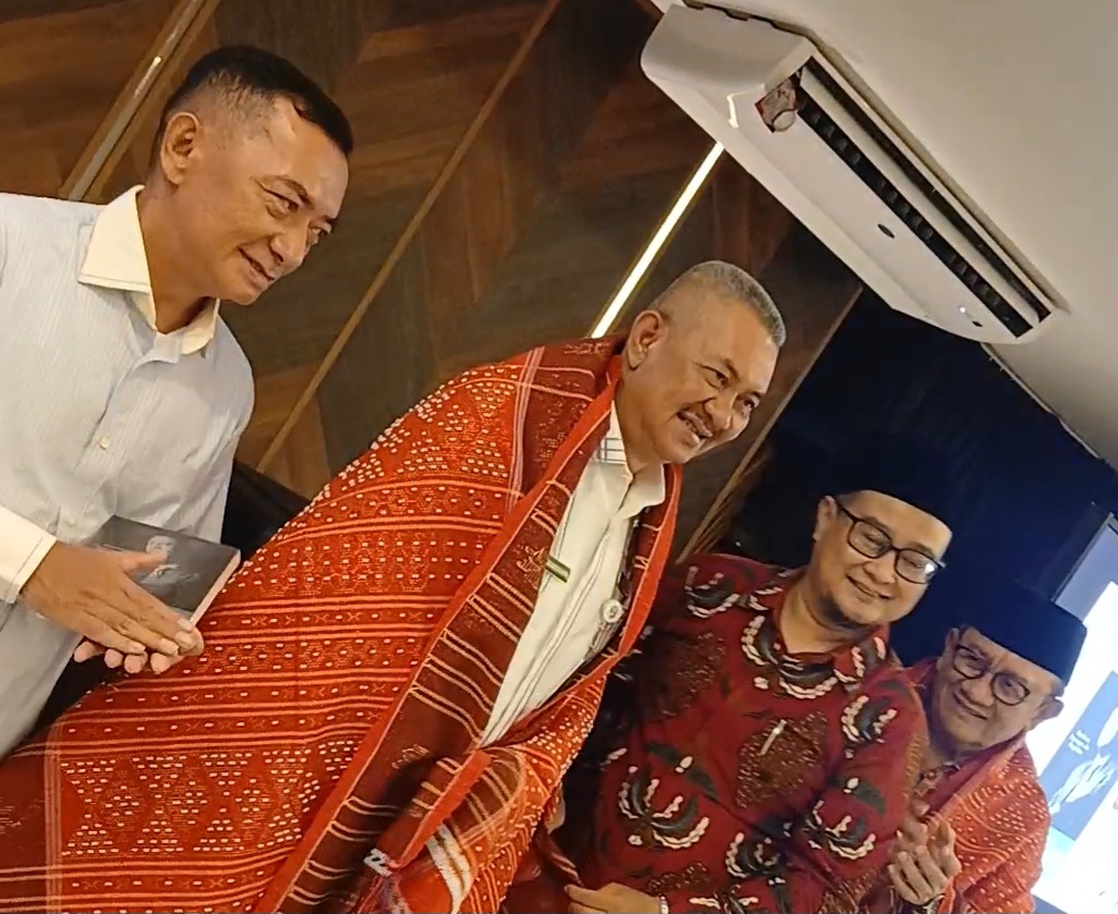 Kerendahan Hati yang Menguatkan: Sulaiman Harahap dan Etika Kepemimpinan di Panggung Bedah Buku RE Nainggolan